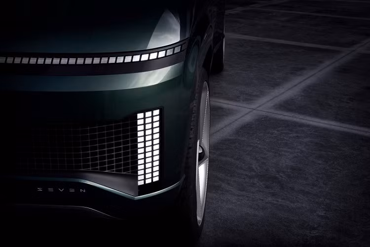 Có thể nhận thấy bản concept SEVEN này đóng vai trò như một bản “xem trước” cho mẫu SUV Hyundai Ioniq 7 chạy điện. Theo thông báo trước đó từ phía hãng xe Hàn Quốc, phiên bản sản xuất Ioniq 7 dự kiến sẽ trình làng thị trường vào khoảng đầu năm 2024, cung cấp một trải nghiệm sử dụng tương tự như Hyundai Palisade, có sẵn với cấu hình 6 và 7 chỗ ngồi.