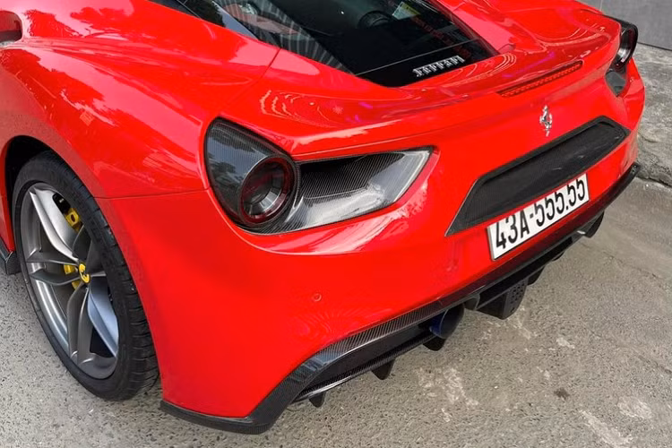 Đây là chiếc xe Ferrari hiếm hoi tại dải đất hình chữ S sở hữu biển ngũ quý cũng như việc chủ xe đầu tiên rất ít khi mang xe ra đường dạo phố.
