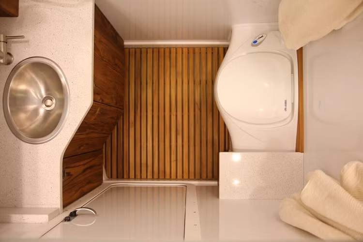 Khu vực phòng ăn có thể chứa tối đa 4 người và thậm chí có thể biến thành phòng ngủ thứ hai trong trường hợp cần thiết. Một số thiết bị trong phòng ăn có thể kể đến như tủ lạnh, lò vi sóng, lò nướng và bếp.