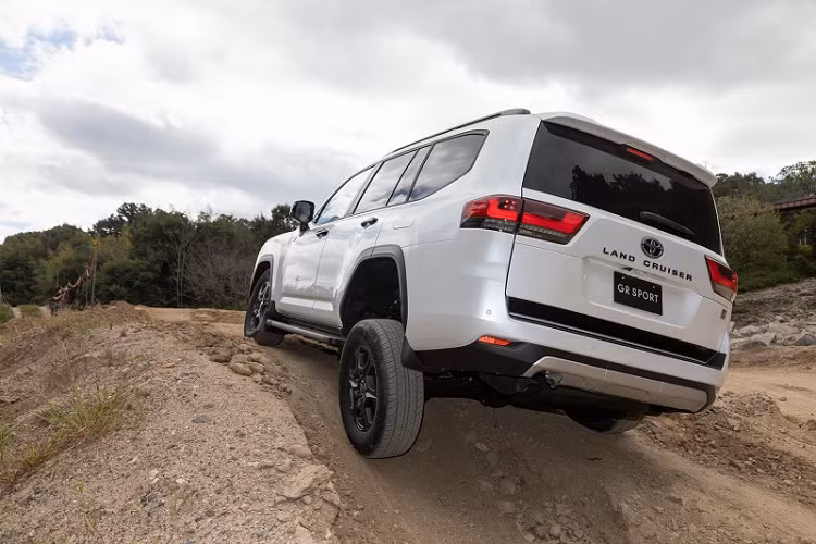 Ngoài ra, Toyota cũng trang bị cho phiên bản GR Sport hệ thống treo động học điều khiển điện tử (E-KDSS) có khả năng tự động điều chỉnh các thanh chống lật trước/sau một cách độc lập để phù hợp với điều kiện riêng của từng bánh xe. Điều này giúp đảm bảo độ bám đường tối ưu nhất cho cả 4 bánh xe, đồng thời cải thiện sự êm ái trong quá trình vận hành.