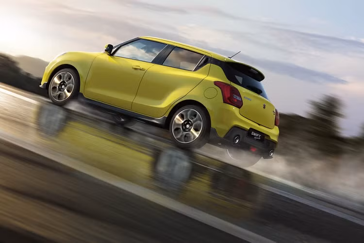 Tại Nhật Bản, Swift Sport được trang bị hộp số sàn 6 cấp hoặc tự động 6 cấp (tích hợp lẫy chuyển số sau vô lăng nhưng không có chức năng tiptronic), hệ dẫn động cầu trước. Khả năng tăng tốc 0-100 km/h của mẫu hatchback hạng B trong vòng 8 giây, tốc độ tối đa 205 km/h.