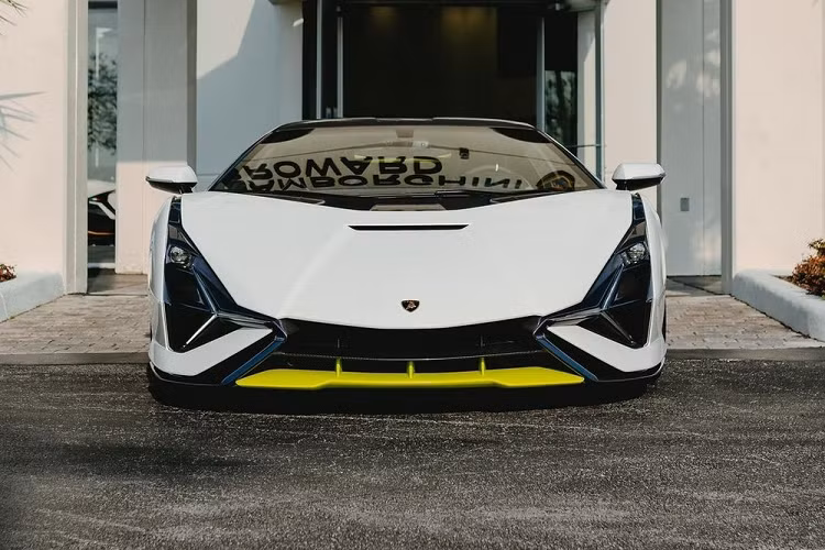 Trên toàn thế giới chỉ có đúng 63 chiếc siêu xe Lamborghini Sian bản giới hạn được sản xuất và mỗi chiếc Sian sẽ được thiết kế theo yêu cầu của khách thông qua chương trình Ad Personam. Nói cách khác, sẽ không có hai chiếc Lamborghini Sian nào giống hệt nhau. Để tin vào điều đó, hãy cùng chiêm ngưỡng 1 chiếc Lamborghini Sian mới được bàn giao đến đại lý Lamborghini Broward.