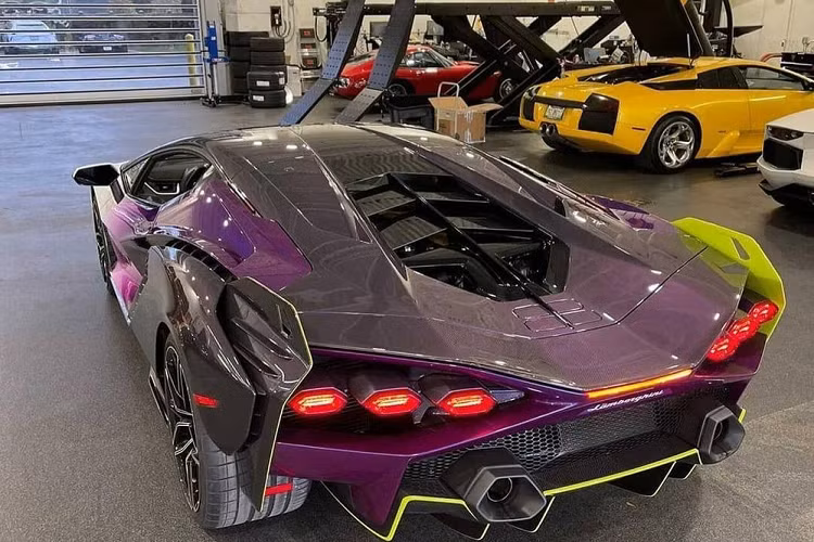 Ngoài ra chiếc xe Lamborghini Sian này còn sở hữu bộ mâm đa chấu kép sơn 2 tông màu tương phản kết hợp với đó là kẹp phanh màu xanh neon. Bên trong khoang lái xe có nội thất bọc da Alcantara màu tối kết hợp sọc màu trắng và cùng nhiều chi tiết sợi carbon cũng như xanh neon.