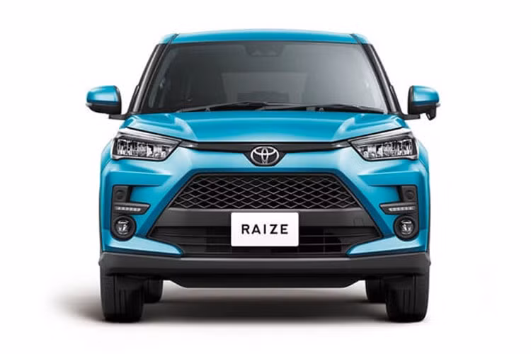 Xe dùng hệ thống truyền động kép D-CVT. Chiếc mini SUV có cả bản dẫn động một cầu 2WD hoặc dẫn động 4 bánh 4WD. Tại thị trường Nhật Bản, giá xe Toyota Raize 2021 từ 1,679 - 2,282 triệu Yên (tương đương 361-491 triệu đồng).