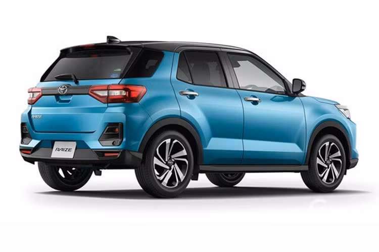 Sức mạnh của hai tân binh nhà Toyota đến từ khối động cơ xăng tăng áp 1.0L, 3 xy-lanh, công suất đạt mức 97 mã lực tại 6.000 vòng/phút và mô-men xoắn cực đại 140 Nm tại dãy vòng tua 2.400-4.000 vòng/phút.