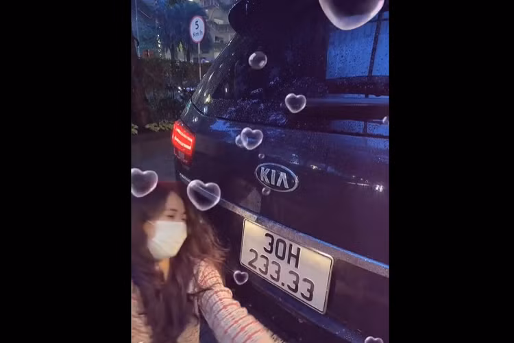 "Chiếc xe phục vụ những chuyến đi xa của gia đình mình, đến giờ đi bốc biển về một lúc rồi mà vẫn tim đập chân run không tin nổi ạ", Hương Ly chia sẻ cảm nhận khi đăng video "bóc tem" chiếc biển số 30H-233.33 của xe Kia Sedona.
