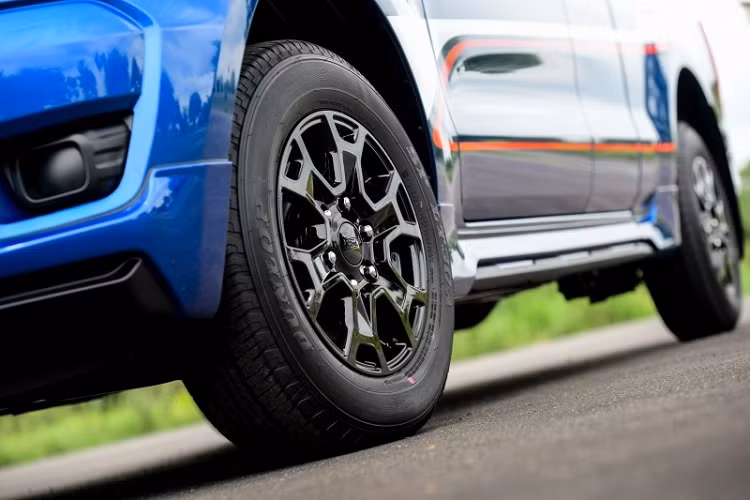 Chiếc Ford Ranger XL Street 25th Anniversary Edition 2021 được trưng bày trong sự kiện tại Thái Lan sở hữu màu sơn ngoại thất xanh dương Lightning Blue với những đường kẻ màu trắng và đỏ tương phản. Ngoài ra, phiên bản đặc biệt này còn có một tùy chọn màu sơn ngoại thất nữa là đen Absolute Black.