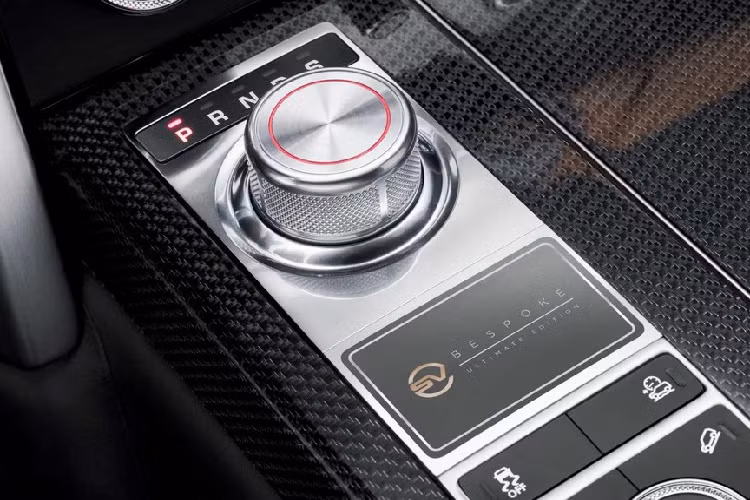 Theo hãng Land Rover, Range Rover SVAutobiography Ultimate Edition 2021 bản Dynamic tập trung vào người lái hơn cả. Do đó, xe được trang bị hệ thống treo và hệ thống lái cải tiến với gầm hạ thấp thêm 8 mm.