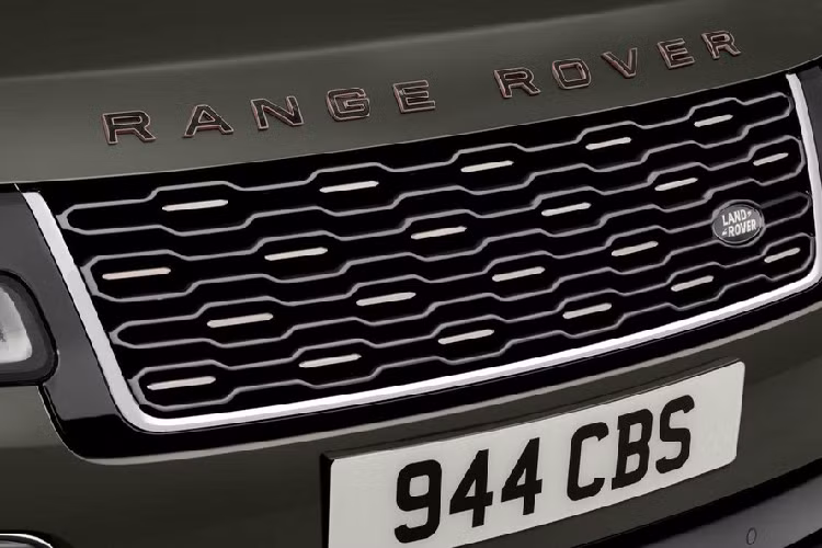Bên trong Range Rover SVAutobiography Ultimate Edition 2021 là không gian nội thất bọc da màu đen phối nâu. Ghế của xe được bọc da semi aniline và khâu hình quả trám sang trọng. Đó là chưa kể đến những chi tiết ốp sợi carbon để tăng chất thể thao cho xe và nóc màu đen.