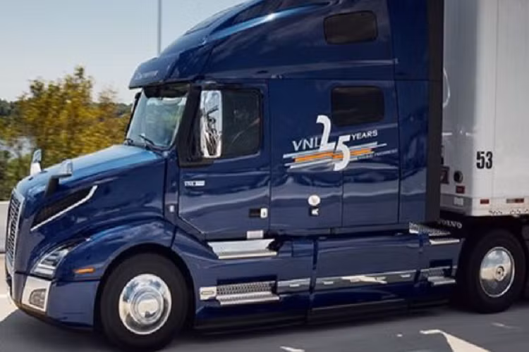 Thương hiệu Volvo Trucks nổi tiếng với việc trang bị cho xe tải của mình nhiều tính năng an toàn tiên tiến như hỗ trợ tài xế chủ động, công nghệ ổn định nâng cao, cảnh báo chệch làn đường và hệ thống hỗ trợ đánh lái giúp giảm bớt sự mệt mỏi của tài xế.
