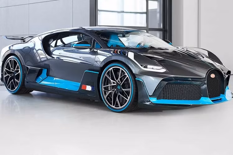 Lý do mang Bugatti Divo về Singapore chứ không phải Malaysia bởi yếu tố mà không chỉ đại gia này mà còn có các tay chơi siêu xe đình đám khác ở Việt Nam, Thái Lan, Singapore lo ngại là thuế. Giá xe Bugatti Divo tiêu chuẩn đã lên đến 5,8 triệu đô la, tương đương 135 tỷ đồng, trở thành 1 trong những mẫu xe Bugatti siêu đắt đỏ trên toàn thế giới. Nếu về Malaysia ra biển đầy đủ, siêu phẩm Bugatti Divo này ước tính có giá trên 330 tỷ đồng.