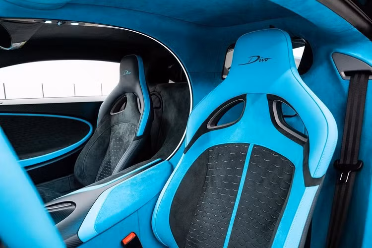 Những chiếc xe như Bugatti Divo có thể xem là một khoản đầu tư cho tương lai, đại gia này tiết lộ, vì thế, luôn có nhân viên chính hãng cũng như các máy móc thích hợp để bảo dưỡng xe là rất quan trọng. Ngoài Divo, đại gia này còn có hai chiếc xe sản xuất giới hạn khác tại Singapore, đó là một chiếc Bugatti Chiron tiêu chuẩn và một chiếc Porsche 918 Spyder.