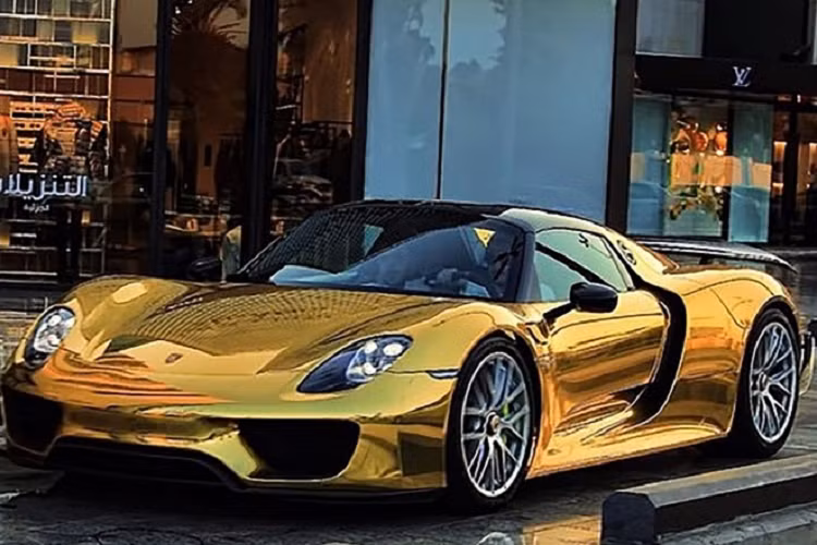Lamborghini Aventador SV Roadster, Porsche 918 Spyder, Range Rover Vogue và Mercedes-AMG G63 6x6 trong chuyến đi tới Luân Đôn, Anh vào tháng 4/2016.