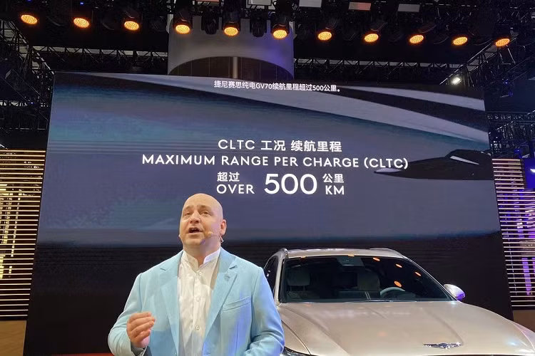 "Trái tim" của mẫu SUV điện Genesis Electrified GV70 2022 là hệ truyền động điện được bê nguyên từ người anh em GV60 sang. Cụ thể, xe được trang bị mô-tơ điện mạnh 160 kW (khoảng 218 mã lực) và 350 Nm trên cả hai cầu.