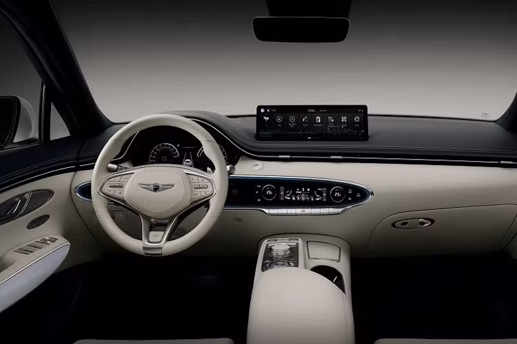 Ngoài những thay đổi kể trên, Genesis Electrified GV70 2022 về cơ bản là giống bản dùng động cơ đốt trong thông thường. Xe cũng có cụm đèn pha và đèn hậu với 4 dải đèn LED mang tên Quad Lamp đặc trưng của thương hiệu Genesis, đường vai xe dốc dần về phía sau hay cột C sơn cùng màu thân xe. Tuy nhiên, Genesis Electrified GV70 2022 lại được trang bị lưới tản nhiệt Crest Grille với mắt lưới G-Matrix đóng kín và không đi kèm ống xả phía sau.