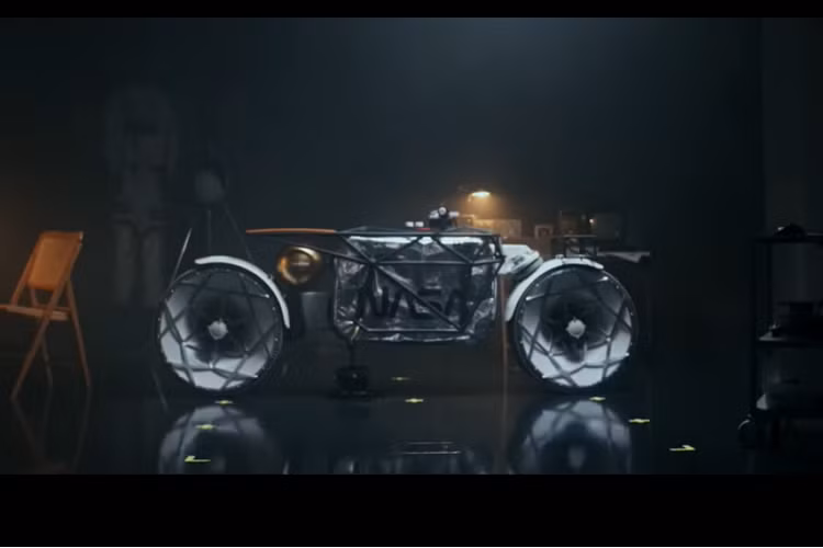 Trong năm ngoái, một nhà thiết kế người Nga đã tưởng tượng “một chiếc môtô của NASA - Tardigrade hoàn toàn mới". Chỉ một năm sau, ý tưởng đó đã trở thành hiện thực và chuẩn bị ra mắt thế giới tại California, Mỹ. Những người đã làm nên điều này là một nhóm nhỏ từ một công ty của Đức có tên là Hookie, chuyên về thiết kế và phụ tùng xe mô tô tùy chỉnh. Được truyền cảm hứng bởi chiếc môtô giả tưởng của Andrew Fabishevskiy, họ đã quyết tâm biến nó thành hiện thực.