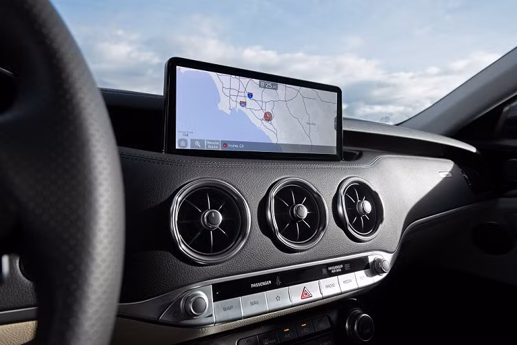 Trên mặt táp-lô của Kia Stinger Scorpion Special Edition 2022 xuất hiện màn hình thông tin giải trí dạng cảm ứng với kích thước 10,25 inch, hỗ trợ kết nối điện thoại thông minh qua Apple CarPlay và Android Auto tiêu chuẩn. Tương tự bản GT2, Kia Stinger Scorpion Special Edition 2022 cũng có hệ thống âm thanh Harman Kardon và màn hình 7 inch trong bảng đồng hồ.