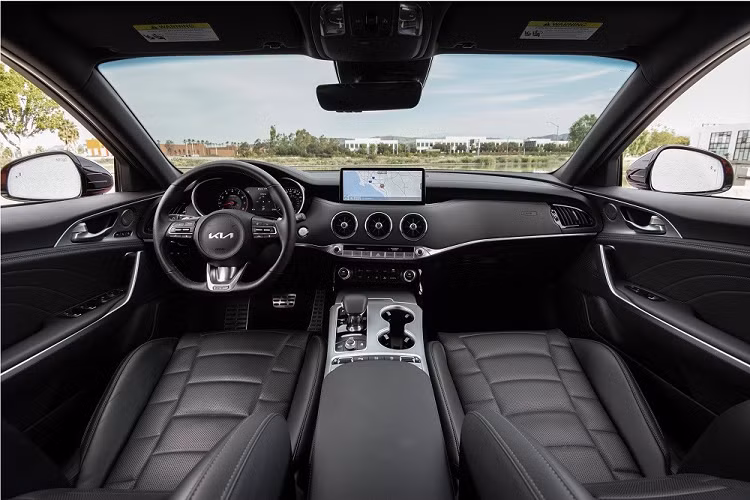 Bên trong Kia Stinger Scorpion Special Edition 2022 là không gian nội thất bọc da Nappa màu đỏ hoặc đen, tùy theo chọn lựa của khách hàng. Chất liệu da sang trọng này sẽ kết hợp với những chi tiết giả sợi carbon để tăng vẻ thể thao cho xe.