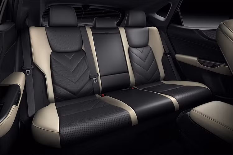 Bên trong Lexus NX 2022 là không gian nội thất lột xác về thiết kế và công nghệ. Điểm nhấn bên trong xe nằm ở màn hình thông tin giải trí dạng cảm ứng 14 inch, hỗ trợ kết Apple CarPlay và Android Auto. Thêm vào đó là tính năng ra lệnh bằng giọng nói dạng trợ lý ảo mới, vô lăng thể thao hơn, tích hợp nút cảm ứng, màn hình hiển thị thông tin kính lái 10 inch và bảng đồng hồ kỹ thuật số với màn hình 7 inch.
