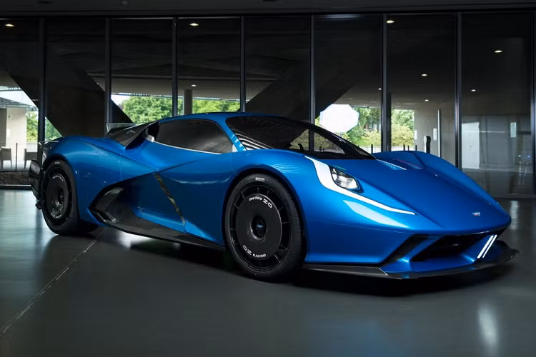 Như kế hoạch, công ty khởi nghiệp xe điện Automobili Estrema đã chính thức vén màn mẫu siêu xe Fulminea mới nhưng trong dạng trưng bày tại Viện bảo tàng Ô tô Turin. Nó sẽ cung cấp tổng công suất 2.040 mã lực từ 4 mô tơ điện nhưng điều khiến nó khác biệt khỏi những hypercar khác là công nghệ pin.