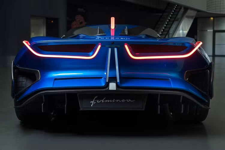 Automobili Estrema có kế hoạch chế tạo giới hạn 61 chiếc hypercar điện Fulminea, với những chiếc sản xuất đầu tiên sẽ được tung ra thị trường vào quý 3 năm 2023. Về giá xe Estrema Fulminea, mỗi chiếc sẽ có mức bán ra khoảng 2 triệu Euro (khoảng 55,7 tỷ đồng).