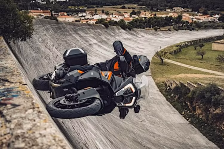 Bên cạnh đó, KTM 1290 Super Adventure S 2021 còn có dàn áo được cải tiến giúp tối ưu hóa tính khí động học cũng như điều hướng khí nóng tỏa ra từ động cơ. Ngoài cải tiến này, tổng thể xe KTM 1290 Super Adventure 1290 S 2021 vẫn khá đồ sộ, mang đậm phong cách xe việt dã đường trường. Về mặt trang bị, xe sở hữu hệ thống chiếu sáng LED, kính chắn gió lớn, tay lái cao, bình xăng dung tích lớn giúp xe hoạt động trong phạm vi rộng.