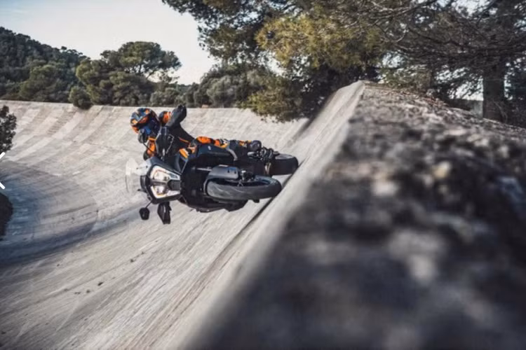 Đúng như các thông tin đã đăng tải trước đó, mẫu xe việt dã KTM 1290 Super Adventure S 2021 sẽ được trang bị động cơ LC8, dung tích 1.301cc, làm mát bằng dung dịch, sản sinh công suất 160 mã lực và mômen xoắn cực đại 138 Nm. Được biết, KTM đã tiến hành cải tiến khối động cơ này nhằm đáp ứng chuẩn khí thải Euro 5, đồng thời nhẹ hơn 1,6 kg so với động cơ cũ.