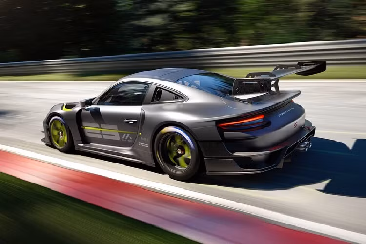 Chiếc xe đua Porsche 911 phiên bản GT2 RS Clubsport 25 này được phát triển trên phiên bản cũ 991 nhưng hãng xe Đức tuyên bố sức mạnh hay trang bị không thua gì phiên bản mới 992.