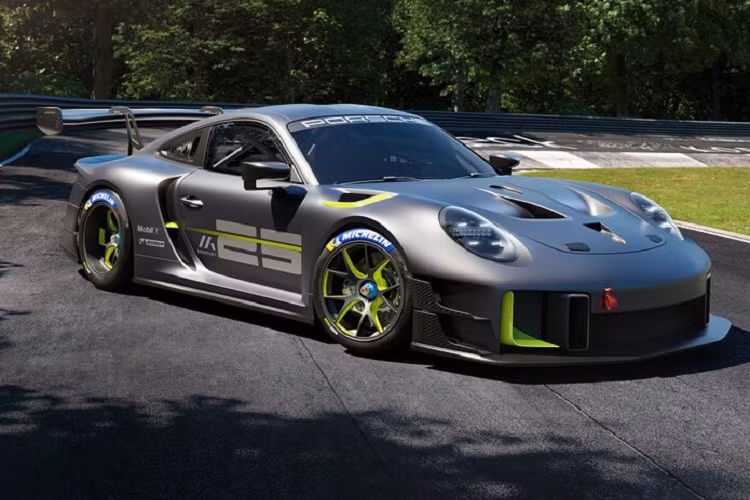 Động cơ tăng áp kép dung tích 3.8 lít của xe đua Porsche 911 GT2 RS Clubsport 25 sẽ cho ra công suất tối đa 691 mã lực và mô-men xoắn cực đại750 Nm. Porsche 911 GT2 RS Clubsport 2 dùng hộp số ly hợp kép (PDK) 7 cấp nổi tiếng của Porsche.