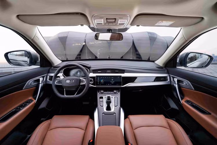 Ngoại hình chiếc xe Geely Boyue bản Asian Games trở nên khác biệt khi được trang trí thêm các chi tiết viền đỏ tương phản, lưới tản nhiệt được sơn đen, vành 19 inch, nội thất tông màu nâu. Khoang lái ấn tượng với màn hình cảm ứng 10.25 inch, ghế chỉnh điện, cửa sổ trời toàn cảnh.