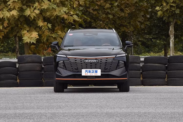 Điểm đáng lưu ý nhất là nó trông khác biệt so với mọi mẫu xe khác trong dòng sản phẩm Haval. Phần mũi xe tròn trịa đi kèm với lưới tản nhiệt rộng, kết hợp với đèn pha rất mỏng, và huy hiệu Haval lớn ở giữa.