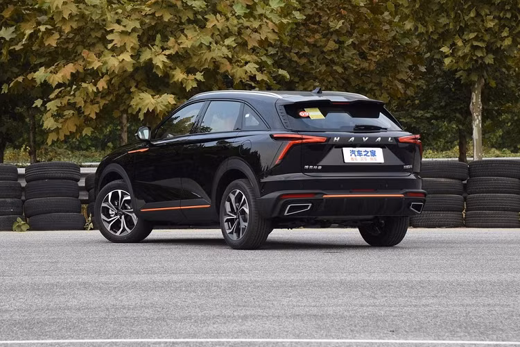 Tương xứng với ngoại thất ấn tượng, nội thất của Haval Shenshou trông cũng rất đẹp. Quả thực, thương hiệu Haval đã có một bước tiến lớn đối với khâu thiết kế nội thất với vô lăng 3 chấu chất thể thao (dù có vẻ hơi to), một màn hình LCD cỡ 12,3 inch ở vị trí bảng đồng hồ, và một màn hình trung tâm LCD cỡ 14,6 inch dành cho hệ thống thông tin giải trí.