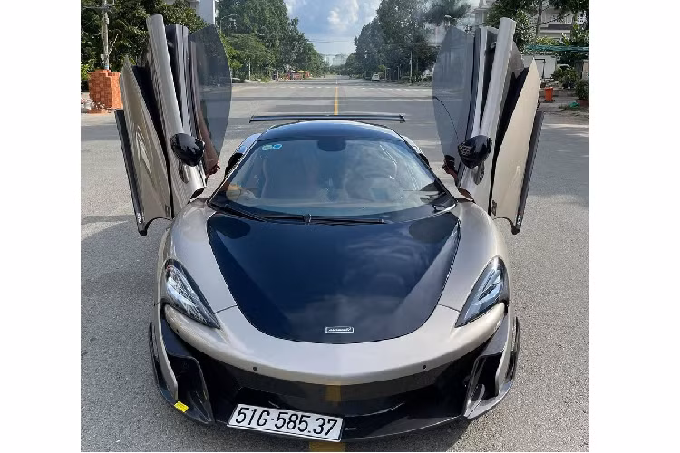 Mới đây, chiếc siêu xe McLaren 570S tại Việt Nam duy nhất ra biển trắng và đã nộp đầy đủ thuế đã được chào bán trên sàn xe cũ. Chiếc 570S này từng thuộc sở hữu của đại gia chơi xe nổi tiếng Cường Đô la, ngoài ra nó còn qua tay cả dân chơi Tống Đông Khuê.