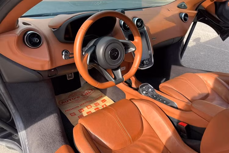 Chiếc xe McLaren 570S này có bản độ rất khủng của Vorsteiner. Ngoài ra xe còn được độ mâm Forgiato và ống xả Fi. Điểm nhấn của chiếc xe McLaren 570S này chính là cánh gió khổng lồ. Nội thất xe McLaren 570S đang rao bán bọc màu da bò