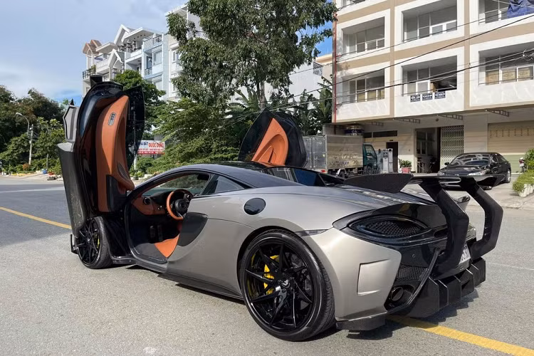 Siêu xe McLaren 570S mang gói độ body kit 570-VX độc nhất Việt Nam do hãng Vorsteiner thiết kế vẫn được trang bị khối động cơ V8, tăng áp kép, dung tích 3,8 lít, sản sinh công suất tối đa 562 mã lực và mô-men xoắn cực đại 600 Nm.