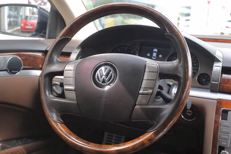 Trong quá khứ, Volkswagen Phaeton đã từng là mẫu xe ôm tham vọng cạnh tranh trực tiếp với nhiều mẫu sedan hạng sang cỡ lớn trên thị trường như Lexus LS, Audi A8, Mercedes-Benz S-Class hay BMW 7 Series. Sau vụ bê bối khí thải, Volkswagen đã khai tử dòng Phaeton hồi năm 2015 để cắt giảm chi phí.