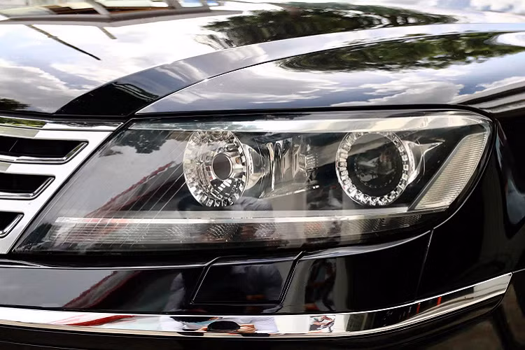 Phaeton được trang bị cụm đèn pha bi-xenon với đèn LED, đèn sương mù LED tích hợp. Cụm đèn hậu được thiết kế mới nằm phía trên cản xe sửa đổi, trong khi thiết kế bánh xe hợp kim mới hoàn thiện những thay đổi bên ngoài. Nhìn chung, thiết kế của Volkswagen Phaeton mang phong cách điềm đạm, không quá nổi bật, thích hợp với người thành đạt ở tuổi trung niên.