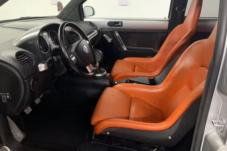 Kết hợp cùng hộp số sàn 6 cấp và hệ dẫn động 4 bánh 4Motion, Volkswagen Beetle RSi có thể tăng tốc 0-100 km/h trong 6,7 giây và đạt tốc độ tối đa 225 km/h.