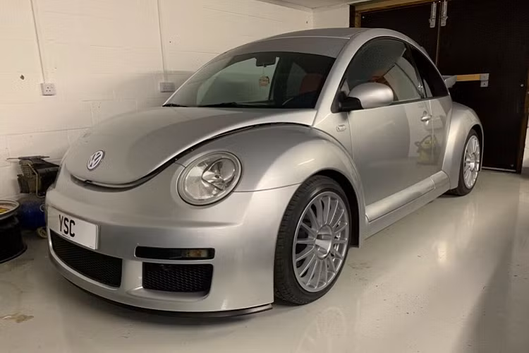 Một chiếc Volkswagen Beetle RSi hàng hiếm đang được rao bán trực tuyến tại Anh quốc với mức giá lên đến 45.000 bảng, tương đương 62.300 USD (tương đương hơn 1,4 tỷ đồng).