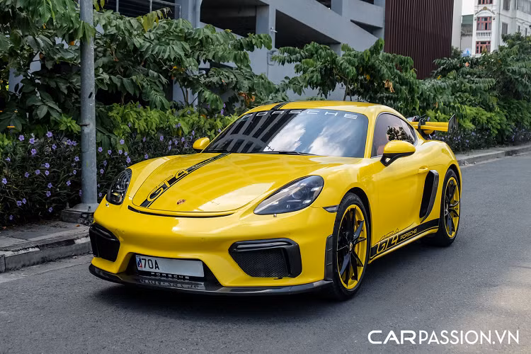 Sở hữu kiểu dáng thiết kế thể thao và cảm giác lái phấn khích, Porsche đang phả không ít hơi nóng vào phân khúc xe sang cũng như xe thể thao tại thị trường trong nước. Từ những chiếc Panamera hay Cayenne sang trọng cho đến Porsche 718 Cayman/Boxster và 911 Carrera đang ngày càng xuất hiện dày đặc trên đường phố Việt Nam.