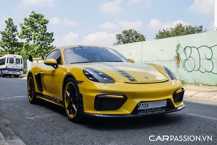 Là một trong những mẫu xe góp phần không nhỏ tạo nên thành công cho Porsche xuyên suốt thời gian qua, dòng xe 718 Cayman chiếm được tình cảm của khách hàng Việt nhờ thiết kế mang tính đột phá cùng cảm giác lái đậm chất thể thao. So với thế hệ Cayman tiền nhiệm, số lượng những chiếc 718 Cayman tại nước ta có phần áp đảo. Có lẽ chính vì lí do đó mà không ít chủ nhân của mẫu xe này đã tìm đến nhiều phương pháp để độ lại “xế cưng” và chiếc Porsche 718 Cayman hàng hiếm xuất hiện trong bài viết cũng không phải ngoại lệ