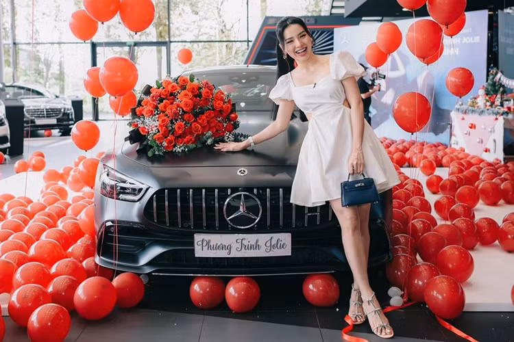Mercedes-AMG GT53 có 5 chế độ lái và Phương Trinh Jolie dễ dàng thao thác cũng như chuyển đổi nhờ cụm điều khiển AMG Dynamic Select.