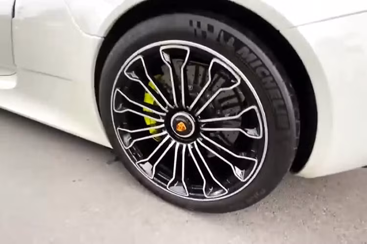 Siêu phẩm 918 Spyder đầu tiên về nước hiện vẫn là chiếc xe Porsche mạnh nhất dù đã ra mắt hơn 8 năm, 1 thành tích mà không phải mẫu xe nào cũng sở hữu được. Porsche 918 Spyder được trang bị động cơ V8, hút khí tự nhiên, dung tích 4,6 lít kết hợp cùng 2 mô-tơ điện.