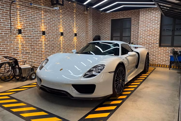 Số lượng dòng siêu xe hypercar tại Việt Nam khoảng 5 chiếc nhưng để thấy chúng lăn bánh trên đường phố không phải là chuyện đơn giản, nhất là trong mùa dịch Covid-19 này. Tp.HCM đang thực hiện nghiêm Chỉ thị 16 trong gần 2 tháng qua nên đường phố cũng vắng bóng siêu xe di chuyển, bất ngờ là chiếc siêu xe Porsche 918 Spyder mới đã được 1 cô gái 9X cùng gia đình điều xe chuyên dụng đưa về Gò Vấp.