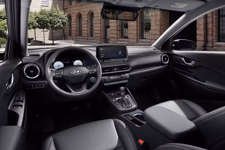 Phiên bản Limited được đánh giá cao nhất, mặc dù chưa phải biến thể cao cấp nhất của Hyundai Kona 2022. Bởi lẽ phiên bản này gần như đã sở hữu mọi tính năng và trang bị cần thiết, trong khi giá bán lại chưa phải đắt nhất. Một số trang bị tiêu chuẩn đáng chú ý trên bản Limited bao gồm cửa sổ trời, hệ thống điều hòa tự động, đèn sương mù, ghế bọc da và ghế lái chỉnh điện. Không chỉ vậy, Hyundai Kona Limited 2022 còn được trang bị khối động cơ tăng áp 4 xy-lanh 1.6L cùng kiểu dáng thiết kế khá giống với phiên bản hàng đầu Ultimate.