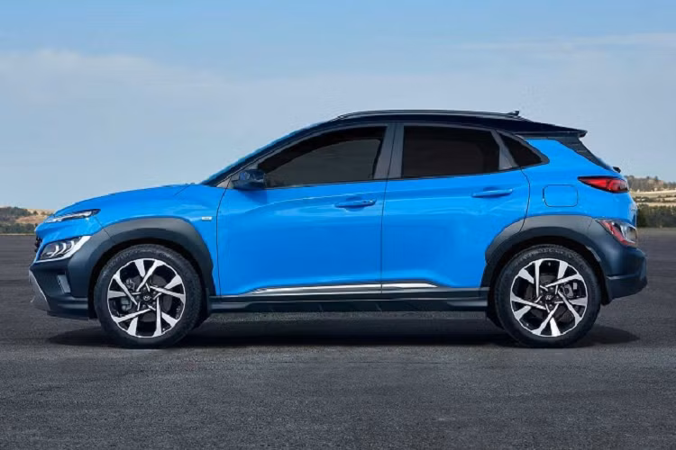 Đến với phiên bản 2022, Kona được Hyundai tân trang lại toàn bộ thiết kế ngoại thất và nội thất, với nhiều chi tiết được đánh giá là có mức độ ấn tượng cao hơn hẳn thế hệ tiền nhiệm. Thiết kế mâm xe, hệ thống đèn chiếu sáng, lưới tản nhiệt cùng các tấm chống trượt trước/sau đều được làm mới giúp cho kiểu dáng của Kona trở nên hiện đại hơn.