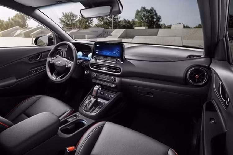 Như đã đề cập, Hyundai Kona 2022 sẽ có sẵn với 2 tùy chọn cấu hình động cơ, trong đó phiên bản SE và SEL sử dụng động cơ 4 xy-lanh 2.0L 147 mã lực kết hợp cùng hộp số tự động 6 cấp. Kết quả thử nghiệm cho thấy, phiên bản SEL với hệ dẫn động 4 bánh toàn thời gian mất khoảng 9.2 giây để đạt 100 km/h từ vị trí xuất phát. Trong khi đó, 2 phiên bản hàng đầu là Limited và Ultimate được trang bị động cơ tăng áp 4 xy-lanh 1.6L, đi kèm là hộp số tự động ly hợp kép 7 cấp cho ra công suất tối đa 175 mã lực. Khối động cơ tăng áp này cho phép Kona đạt vận tốc 100 km/h chỉ sau 6.6 giây đồng hồ
