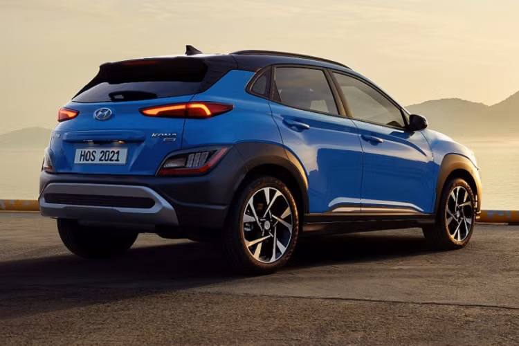 Hộp số tự động ly hợp kép 7 cấp cung cấp khả năng sang số mượt mà và nhanh nhạy khi Hyundai Kona 2022 vận hành ở tốc độ ổn định trên đường phố. Tuy nhiên, vấn đề chỉ thực sự đến với trang bị hộp số này khi người lái di chuyển với tốc độ thấp và nhiều vật cản như trong các bãi đỗ xe. Hộp số ly hợp kép sẽ trở nên ‘bối rối’ và phản hồi kém khi xe di chuyển tốc độ thấp ở những nơi có nhiều vật cản như bãi đỗ xe.