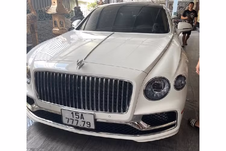 Mới đây, thông tin về việc một đại gia lan đột biến ở thành phố Hải Phòng tậu chiếc xe siêu sang Bentley Flying Spur First Edition hơn 18 tỷ đồng đã thu hút không ít sự quan tâm của giới mê xe trong nước. Đây nhiều khả năng là chiếc Flying Spur First Edition hiếm hoi có mặt tại đây.