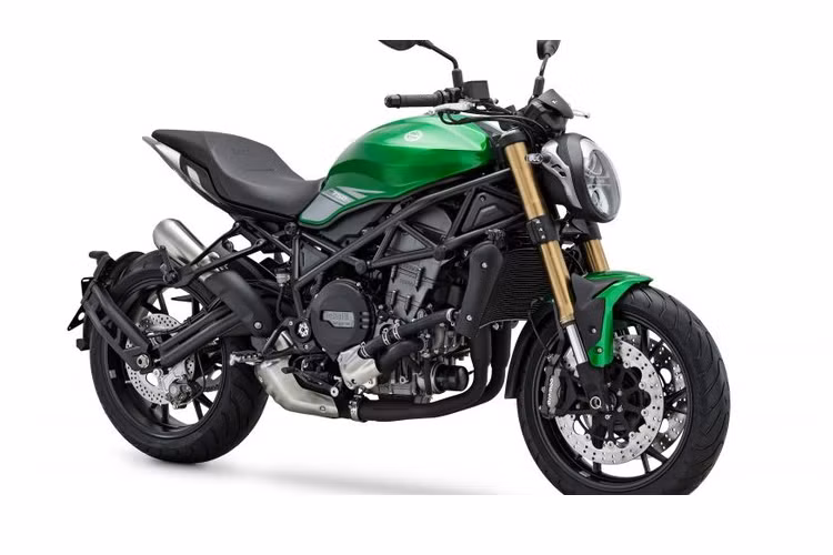 Bình xăng của Benelli 752S 2021 có dung tích 14,5 lít, chiều cao yên xe ở mức khá vừa phải là 810 mm. Theo Benelli, chiéc naked sport 752S có trọng lượng khá nặng là 226 kg. Tại thị trường Malaysia, Benelli 752S 2021 sẽ có 3 tùy chọn màu gồm Đen, Đỏ và Xanh với giá bán ở mức 37.888 Ringgit, tương đương 215 triệu đồng.